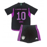 Dětský Fotbalový dres Bayern Munich Leroy Sane #10 2023-24 Venkovní Krátký Rukáv (+ trenýrky)
